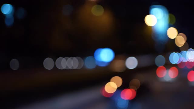夜间交通的散焦视图视频素材