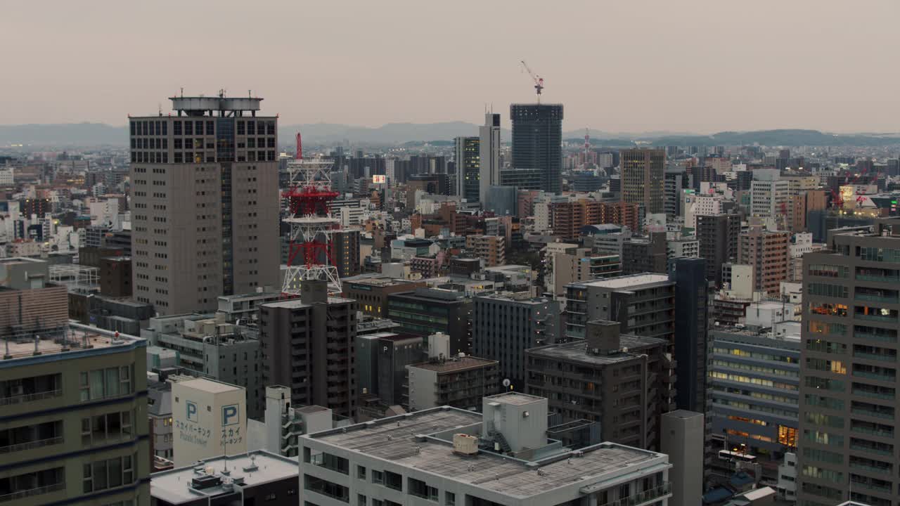 鸟瞰图在日本城市市中心夜幕降临，冈山，日本视频素材