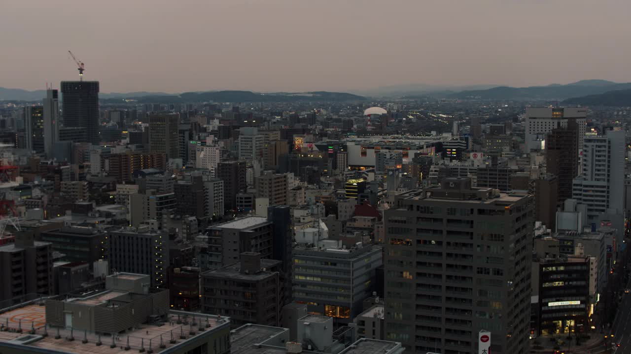 鸟瞰图在日本城市市中心夜幕降临，冈山，日本视频素材