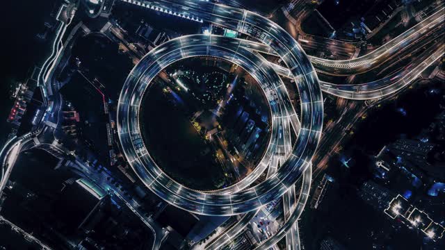 天桥和城市交通夜间无人机视角视频素材