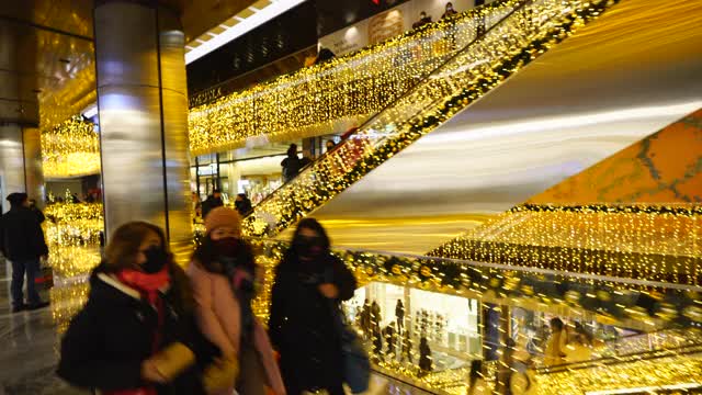 在冬季假期期间，哈德逊广场的圣诞装饰和圣诞彩灯都被装饰得熠熠生辉。视频素材