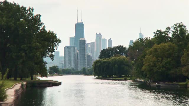 从湖边眺望芝加哥的天际线视频下载