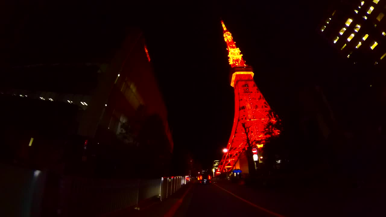 夜间驾车穿过东京塔。查找。日本东京的东京塔视频下载