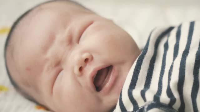 新生的婴儿床视频素材