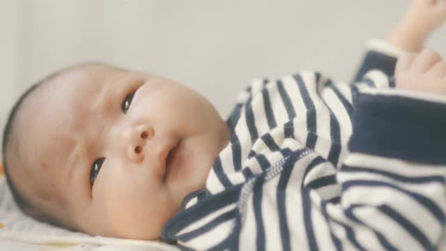 新生的婴儿床视频素材
