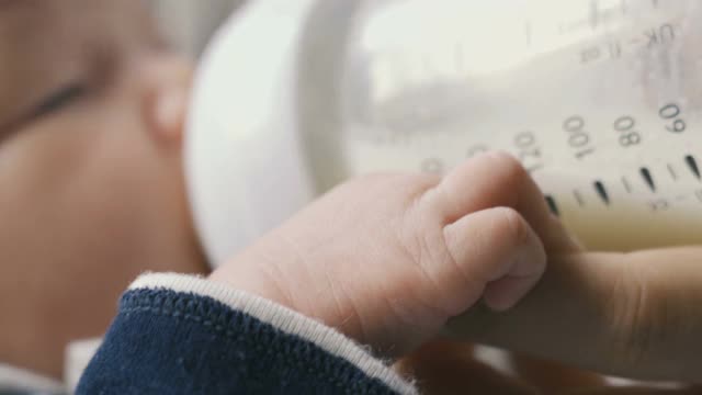 母亲用奶瓶喂她的婴儿视频下载