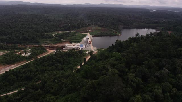 柬埔寨大坝周围的空中轨道。视频下载
