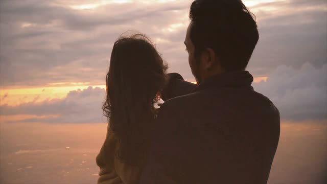 父亲在山顶上抱着女儿视频素材