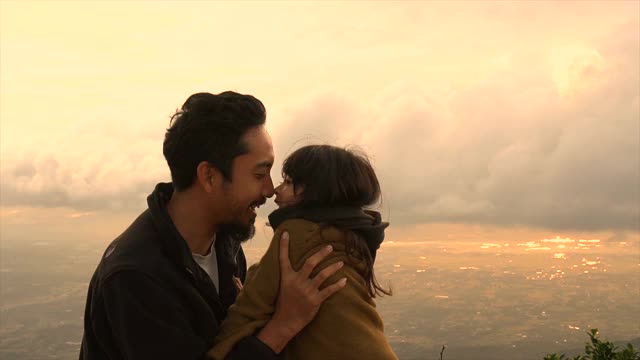 父亲在山顶上抱着女儿视频素材