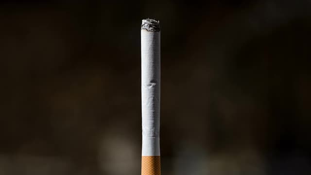 孤立的香烟燃烧时间，烟草吸烟成瘾，不健康的生活视频素材