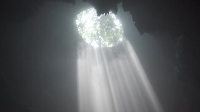 阳光穿过果阿宗布朗洞穴视频下载