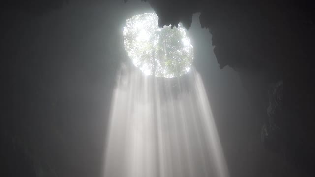阳光透过洞穴的果阿宗布朗视频下载
