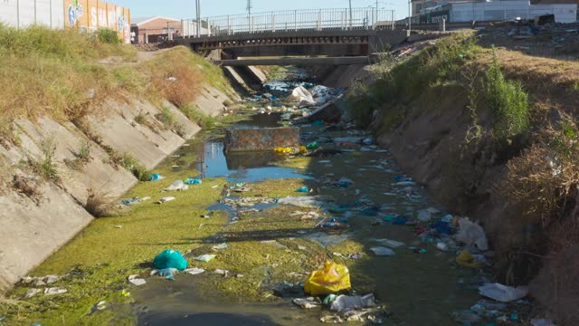 水污染。近距离鸟瞰图，可怕的塑料污染正在污染水路，南非视频素材
