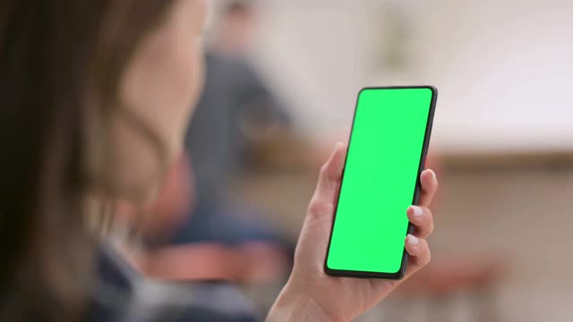 绿色屏幕的女性智能手机视频素材