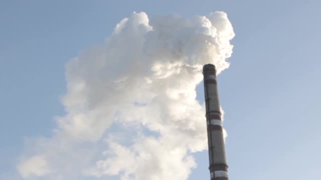 烟雾从工厂的管道飘向天空视频素材