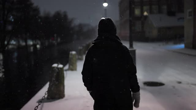 在雪地里独自行走的女人视频下载