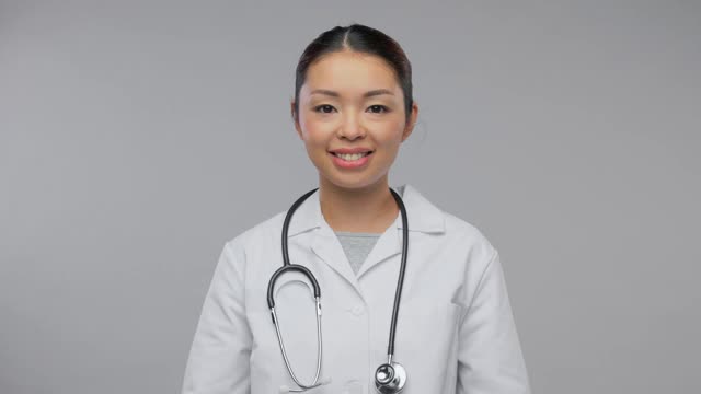 快乐的亚洲女医生展示医疗面具视频下载