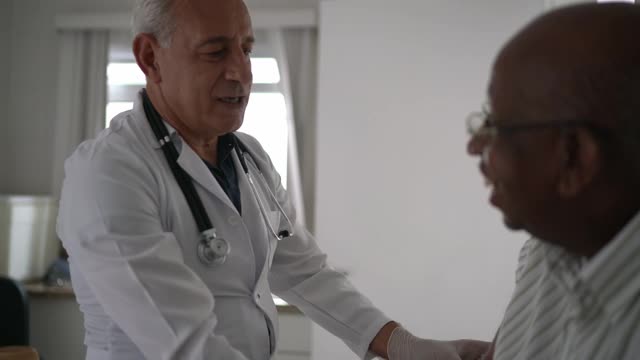 女医生给一个年长的病人注射疫苗视频素材