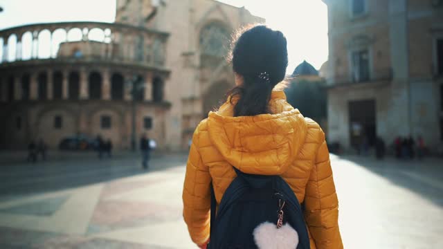 独自环游欧洲的女人视频素材