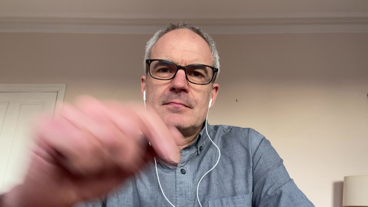 视频通话中一个成熟男人的大头照一边说话一边打手势视频素材