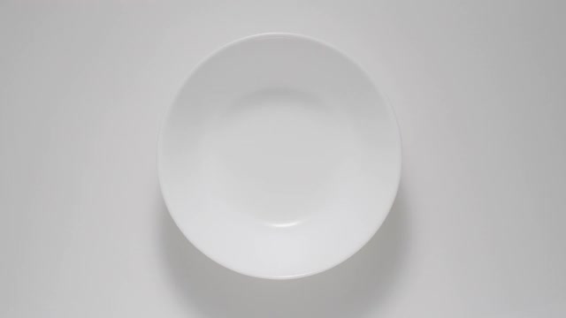 早餐羊羔肉片出现在白色的盘子里，停止运动视频下载