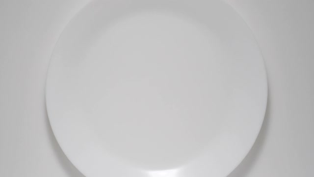 土豆片出现在白色盘子里，停止运动视频下载