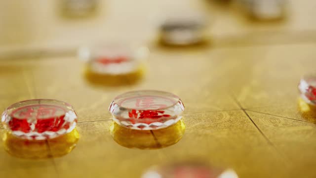 在金色棋盘上的玻璃中国象棋视频素材