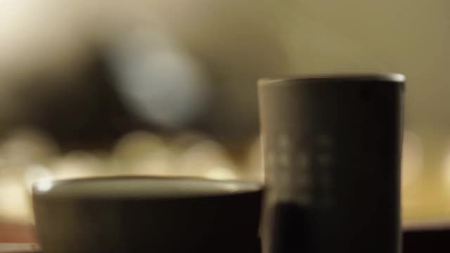 中国茶具和玻璃在金色的棋盘上中国象棋视频素材
