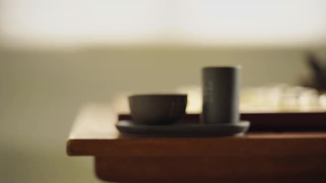 中国茶具和玻璃在金色的棋盘上中国象棋视频素材