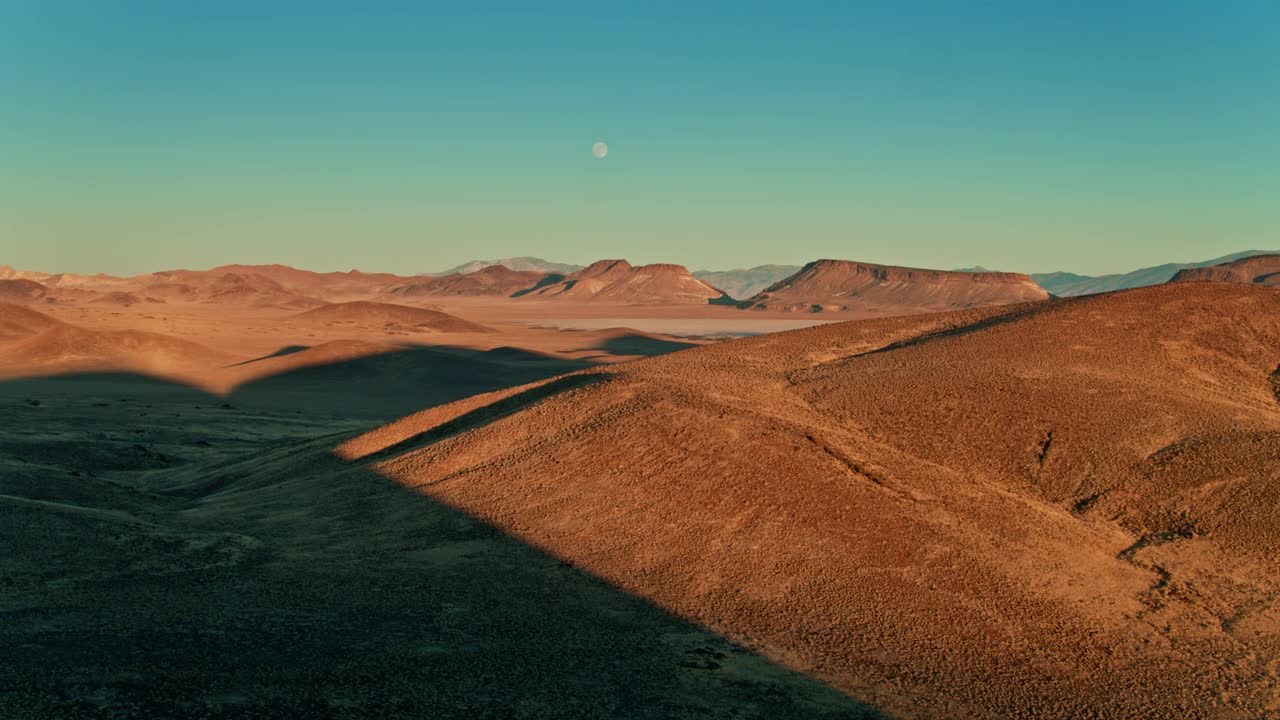 满月在月球坑国家自然地标-无人机拍摄视频素材