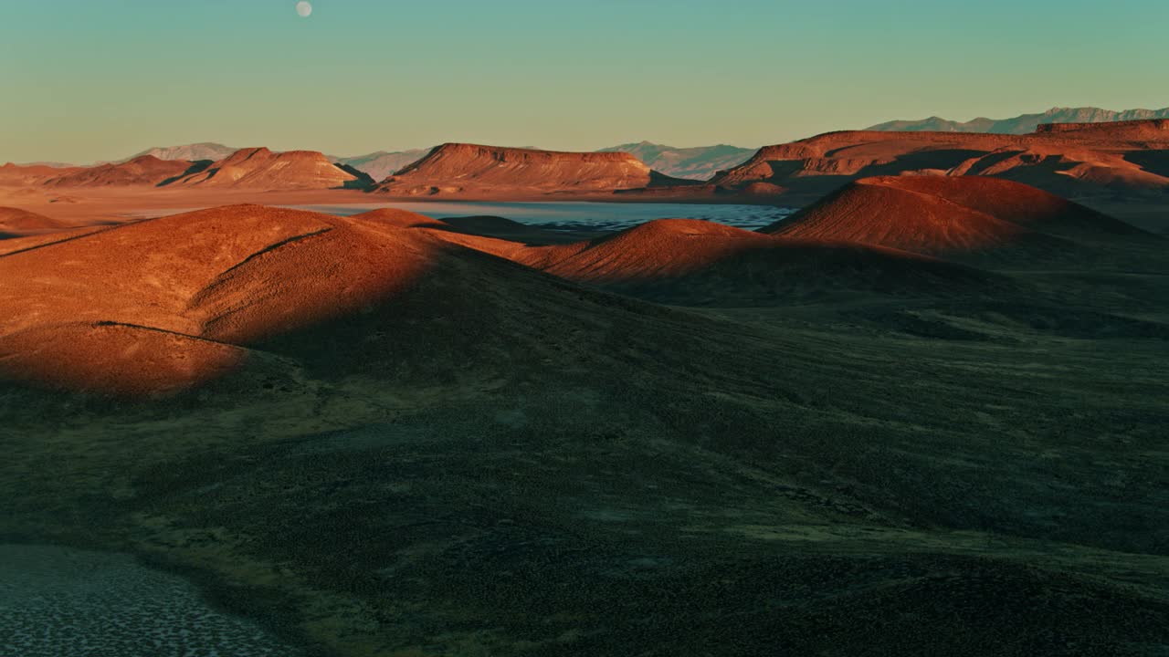 满月在冰原在月球陨石坑国家自然地标-空中视频素材