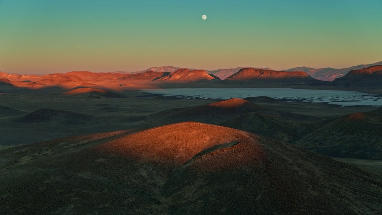 向后无人机拍摄的月球陨石坑国家自然地标在一个冬天的晚上视频下载