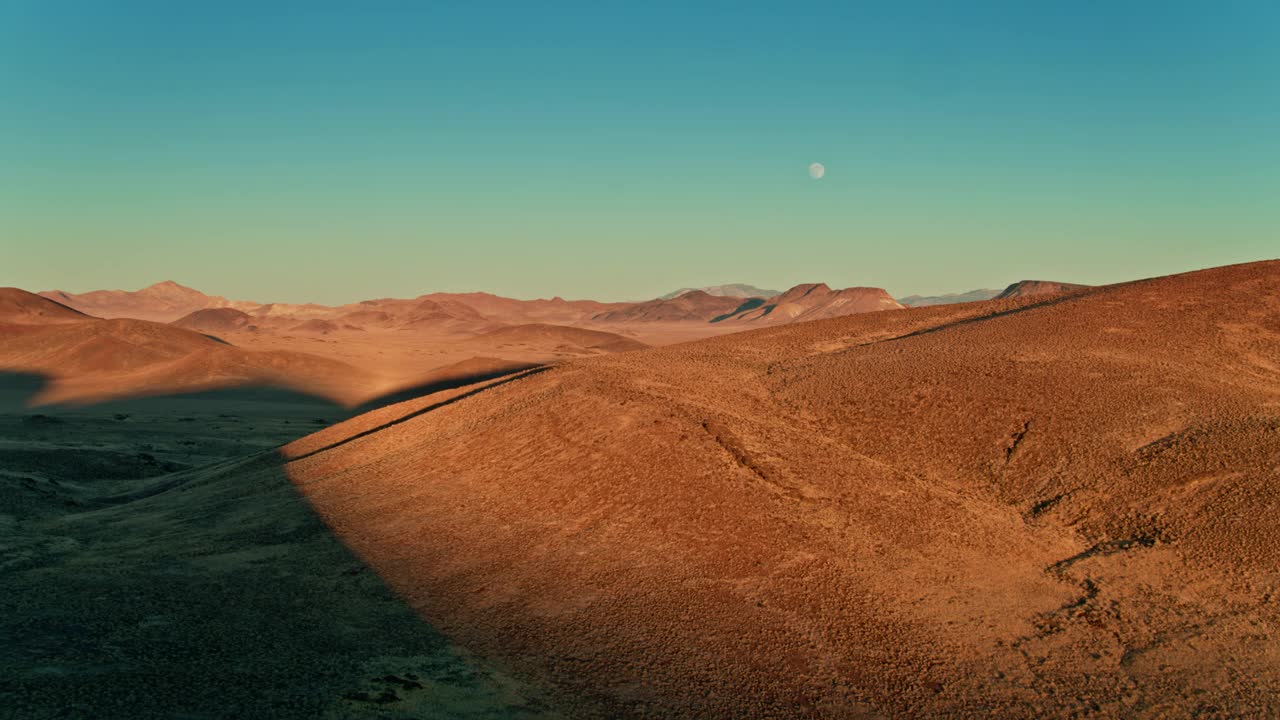 满月在火山景观-空中视频素材