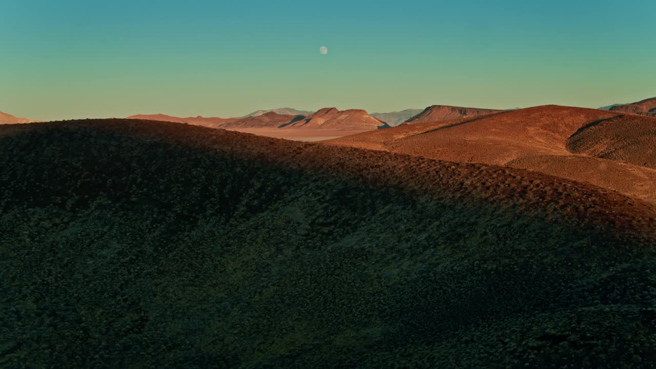 月出和日落在月球坑国家自然地标-空中视频素材