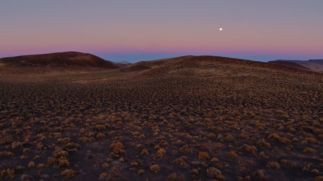 黎明时分，无人机飞越月球陨石坑国家自然地标的火山沙漠视频下载