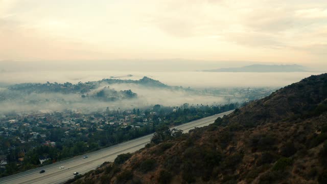 无人机拍摄的雾蒙蒙的洛杉矶视频素材