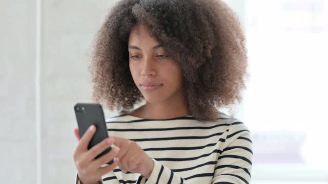 非洲女性在智能手机上的损失视频素材