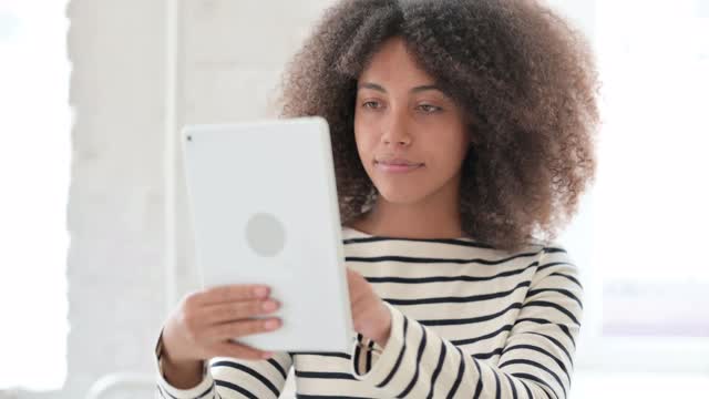 非洲女性在平板电脑上的失败案例视频素材