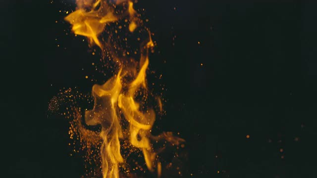火焰与火花和散kesh圆。抽象的背景真实的篝火在夜晚。光和暖的概念。炽热的火花从大火中冒出来视频素材