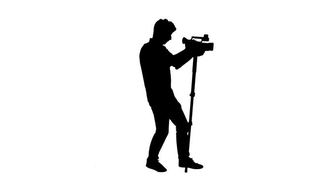 摄像师用单脚拍摄剪影视频素材
