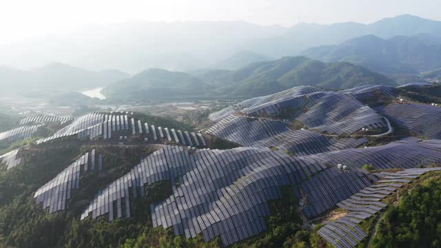 中国福建山区太阳能发电厂鸟瞰图视频素材