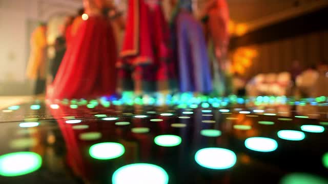 大厅内一群人在LED照明的舞池中跳舞视频素材