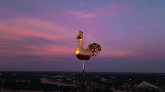 在Riga老城，传统的金色气象公鸡或公鸡在令人惊叹的日出空中视频素材