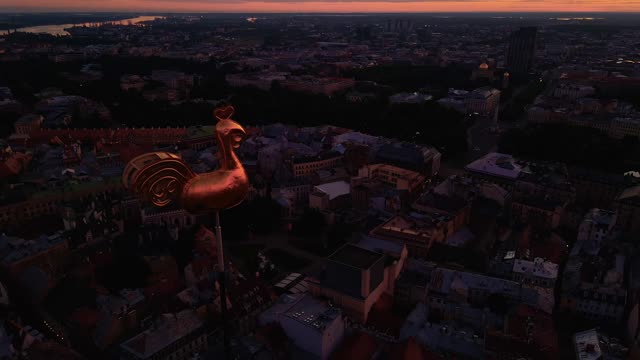 里加的金色气象公鸡或公鸡在美丽的老城区在令人惊叹的日出空中视频素材