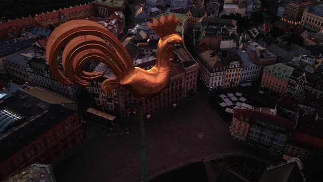 空中鸟瞰图:Riga老城的金色气象公鸡在令人惊叹的日出空中视频素材