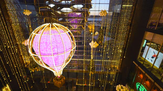 哈德逊庭院购物中心装饰圣诞彩灯。视频素材