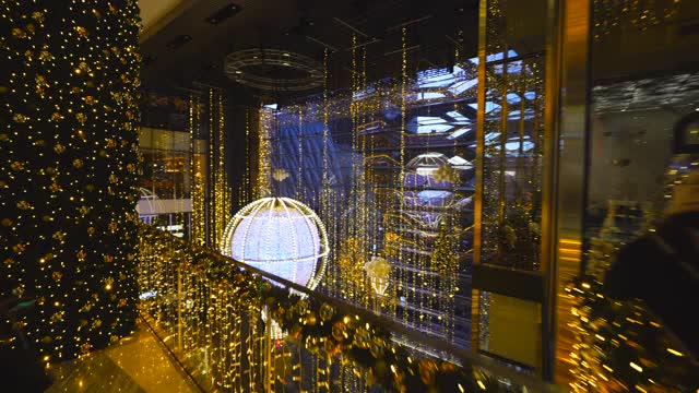 哈德逊庭院购物中心装饰圣诞彩灯。视频素材