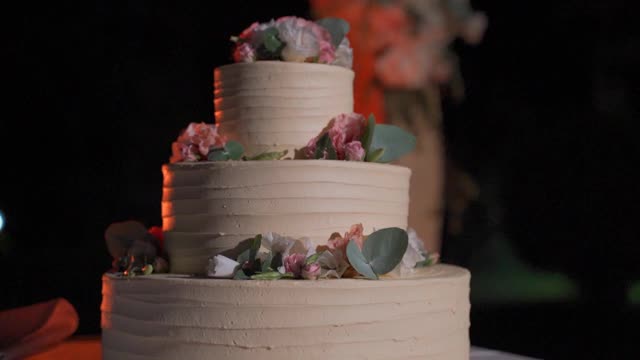 桌上的彩色花卉婚礼蛋糕视频下载