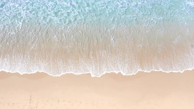 4K无人机俯瞰泰国普吉岛热带海滩上的人群和夕阳，美丽的普吉岛海滩是安达曼海著名的旅游目的地。俯视图快乐的人们在海滩上玩耍。视频素材