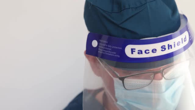 移动视频肖像的成熟医生戴着面罩视频素材